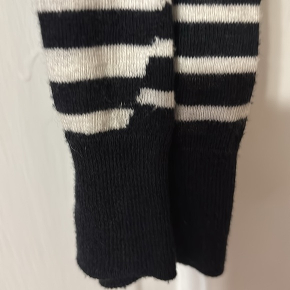 Vince black and white striped lightweight sweater. Size large - Picture 4 of 5